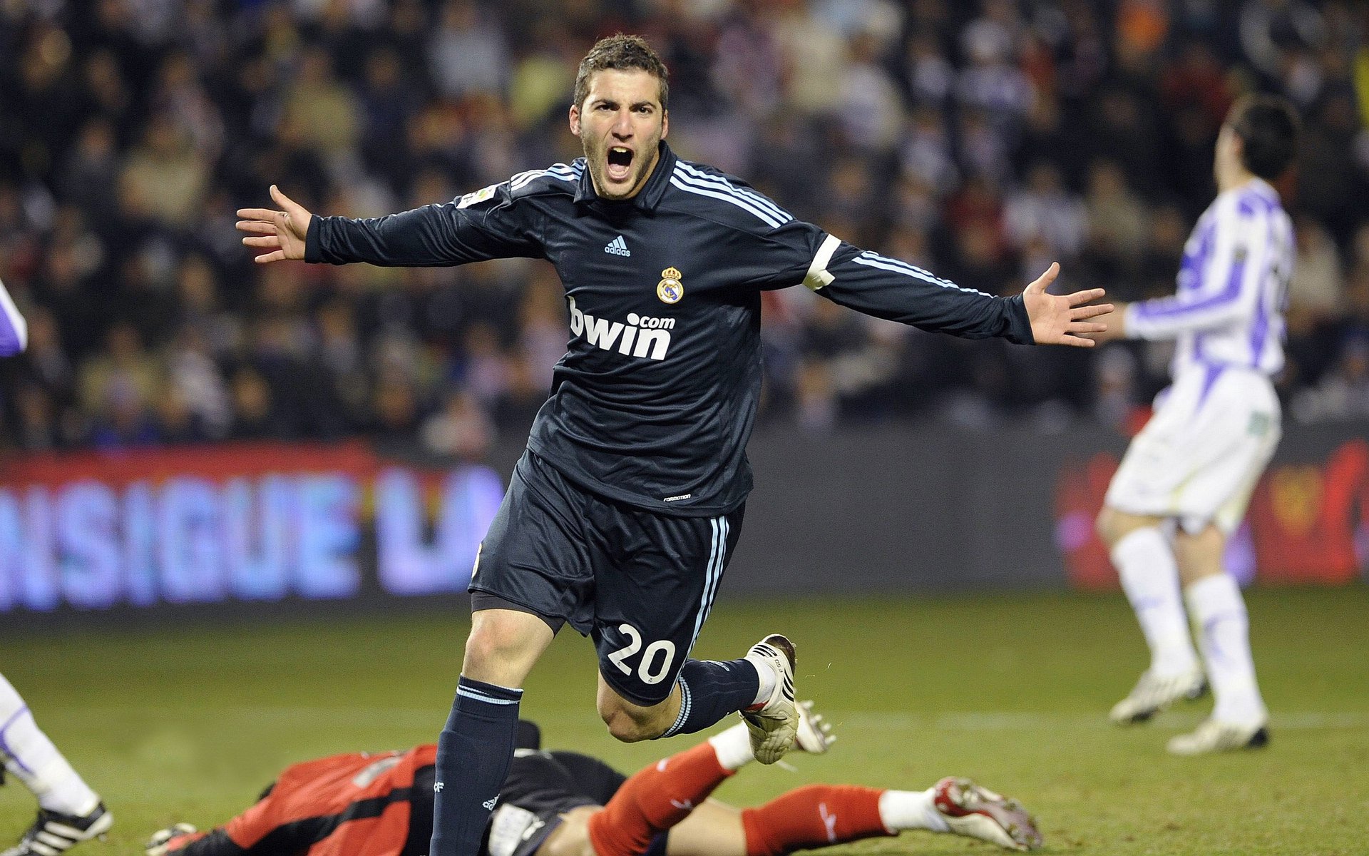 跨越半个地球的收割，阿圭罗如何成为希腊与智利之战的关键先生